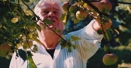 Cor Bernards plukt een Appel